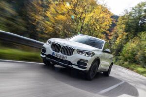 P90391074-2021-bmw-x5-xdrive45e-phev-european-model-shown-600px-300x200.jpg