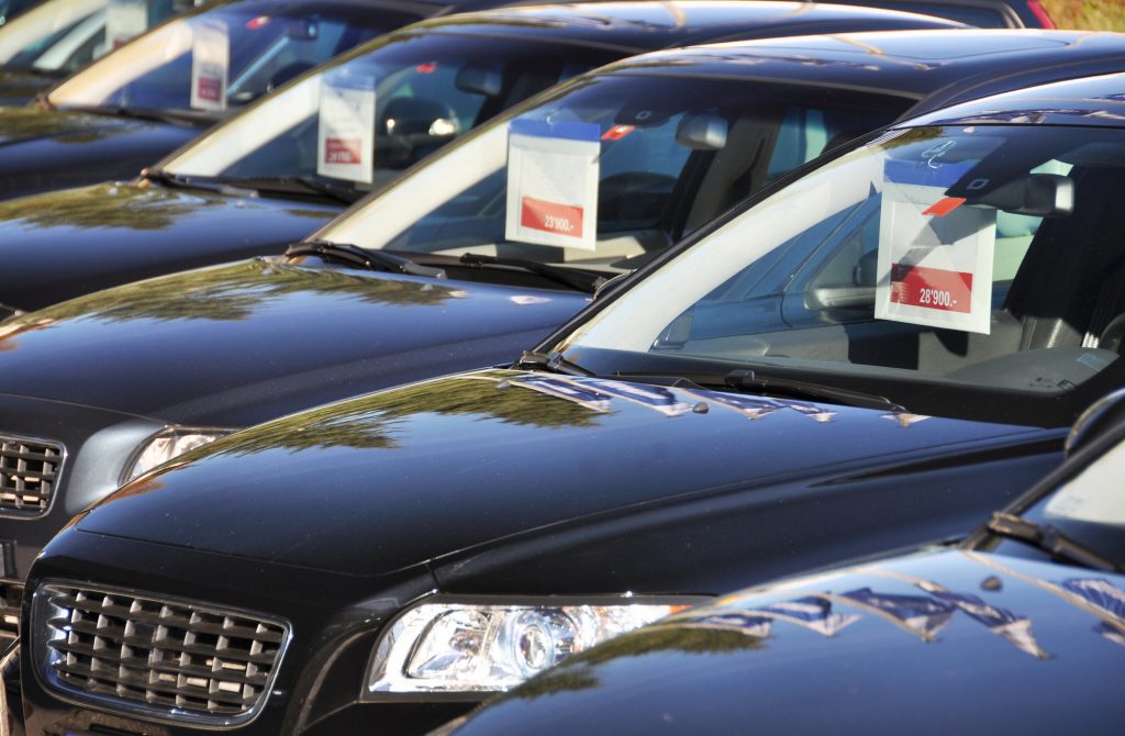 Used-car-dealer-Depositphotos_8317478_L-1024x670.jpg