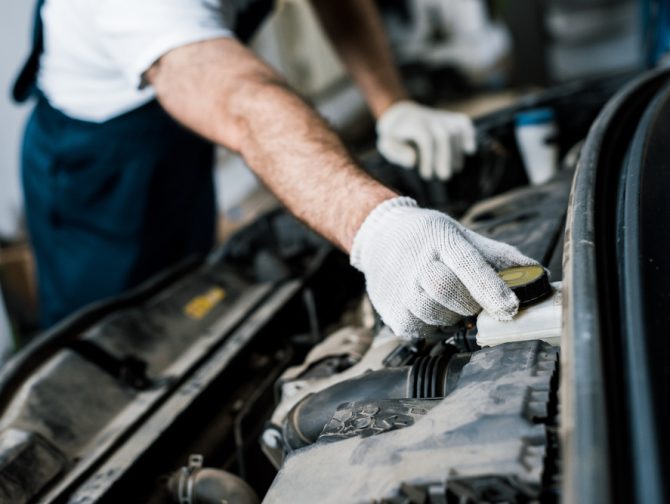 Mechanic-technician-repair-car-vehicle-Depositphotos_275258728_S-1-670x504.jpg