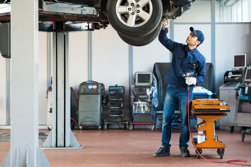 Mechanic-technician-car-automotive-repair-shop-Depositphotos_67063213_S.jpg