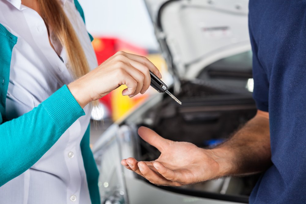 Mechanic-technician-customer-service-keys-Depositphotos_88985424_S.jpg