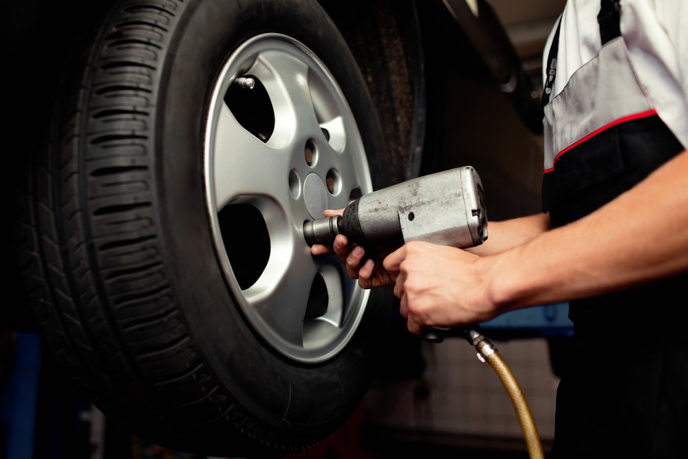 Tires-wheel-change-Depositphotos_12208172_S.jpg