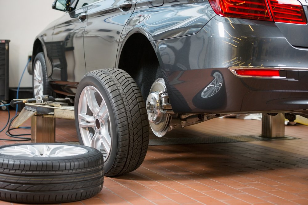 Car-mechanic-technician-garage-shop-car-wheel-tire-Depositphotos_138135636_S.jpg
