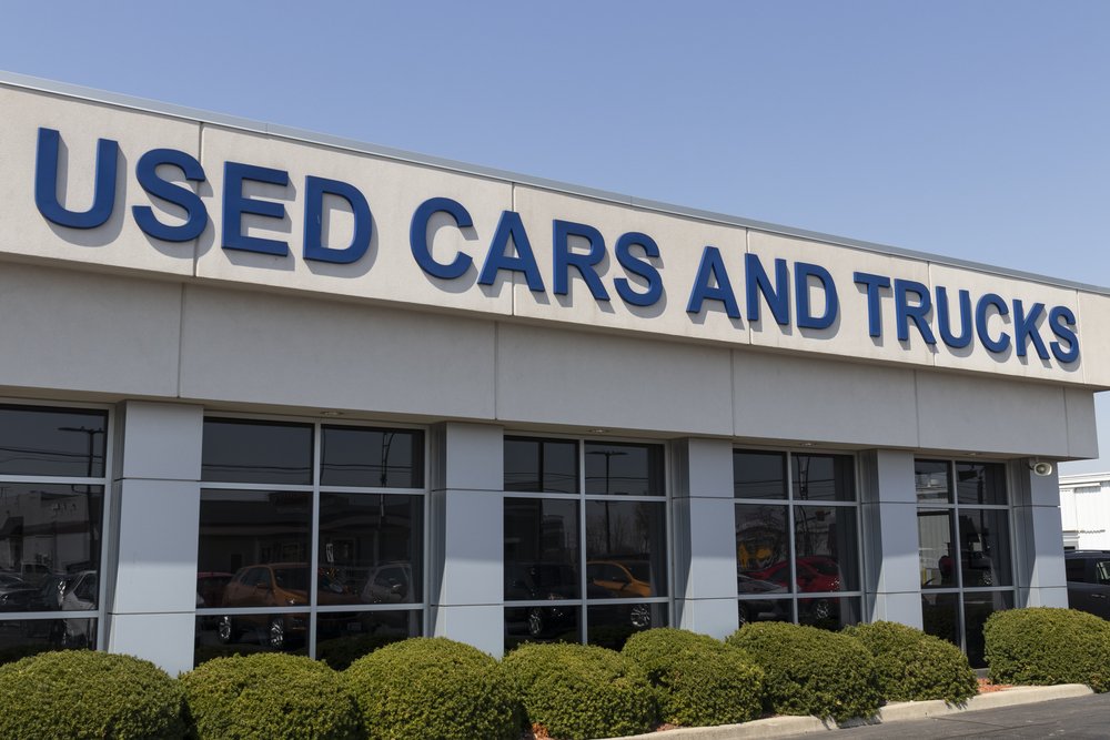 Used-car-and-truck-dealer-store-Depositphotos_525349376_S.jpg