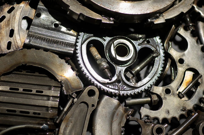 Motor-gears-spark-plugs.png